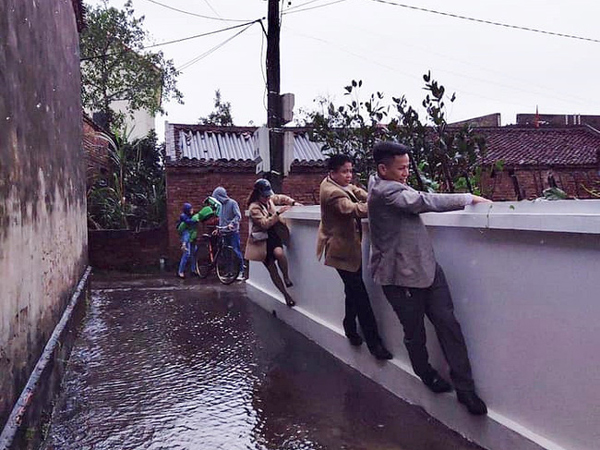 Chúc Tết style Canh Tý 2020: Ngày đầu năm mưa gió bão bùng, dân tình lội nước du xuân