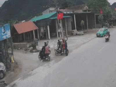 Rùng mình khoảnh khắc xe taxi chạy tốc độ cao tông thẳng vào 11 người đang dừng xe bên đường ngày mùng 2 Tết