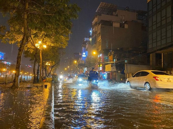 Thời tiết cực đoan khiến tình hình giao thông miền Bắc đình trệ