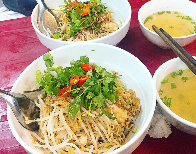 Người Hà Nội "méo mặt" vì 2 bát phở trộn giá 300 nghìn ngày Tết, dân mạng la lên: Phở có hành trồng ở Bắc Cực, rau sống trồng ở miệng núi lửa!