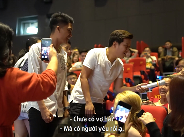 Trường Giang bị fan nữ rình 'ghẹo' cực mạnh tận WC, tích cực tìm mối 'gả bán' Mạc Văn Khoa ở cinetour, chịu nổi hông?