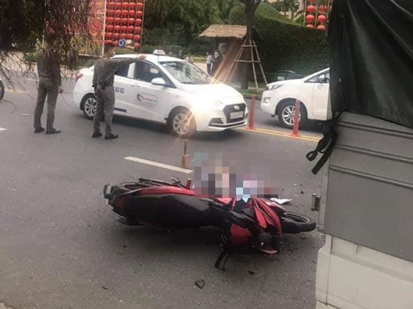 Tông vào đuôi xe tải đang đỗ bên đường, em trai chết thảm trên đường chở anh từ Huế vào Đà Nẵng chơi Tết