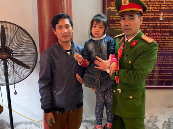 Bé gái bị lạc sợ hãi, khóc lóc nhờ công an tìm giúp bố mẹ ở Văn Miếu - Quốc Tử Giám