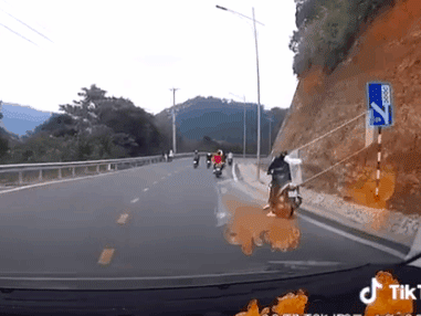 Video: Cô gái nhảy xuống khỏi xe máy của bạn trai khi đổ đèo Tam Đảo và cái kết cực đau của nam thanh niên khiến dân tình sợ hãi