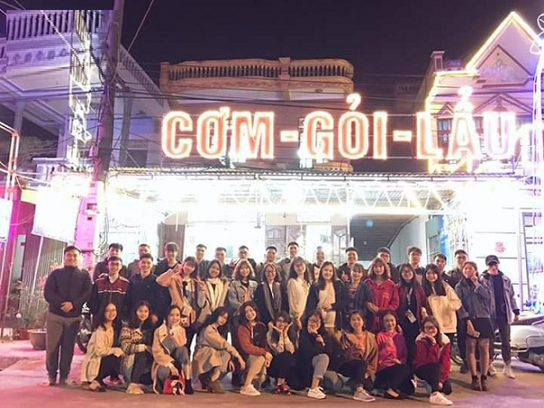 Cô gái khoe ảnh các bạn cấp 3 'bỏ tất cả về họp lớp ngày Tết' khiến dân tình không ngừng ghen tị