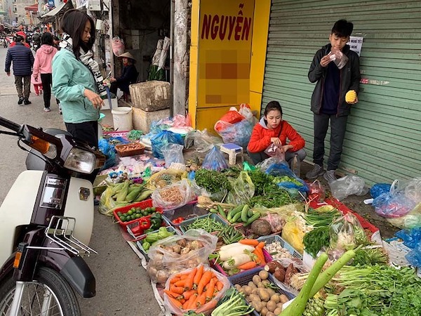 Chợ mùng 5 Tết, rau quả tăng giá gấp 4, rau muống 40 ngàn/mớ