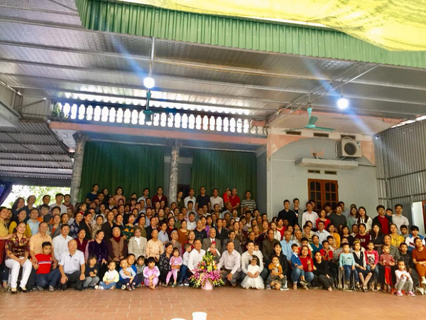 Tiếp nối trend khoe ảnh đại gia đình năm ngoái, dân mạng phát hiện ra 'kỷ lục' nhà có 407 thành viên đây này!