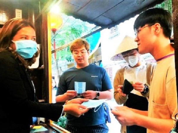 Hội An phát miễn phí khẩu trang y tế cho du khách để phòng tránh virus Corona
