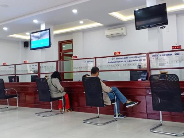 Cán bộ quận bận chúc Tết, chụp ảnh đầu năm quên cả giờ làm việc