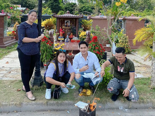NSND Hồng Vân, Minh Luân cùng anh em nghệ sĩ đến viếng mộ cố diễn viên Anh Vũ vào ngày mùng 5 Tết khiến người hâm mộ xúc động