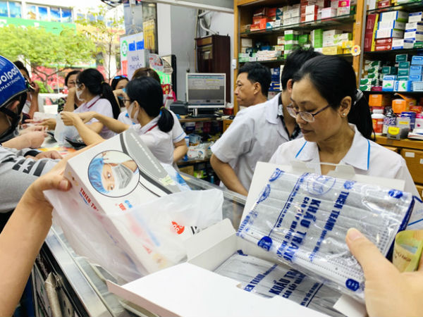 Doanh thu bán khẩu trang tăng 15 lần, hàng về tới đâu hết tới đó