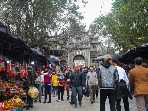 Hàng vạn du khách ùn ùn đổ về Chùa Hương trước giờ khai hội
