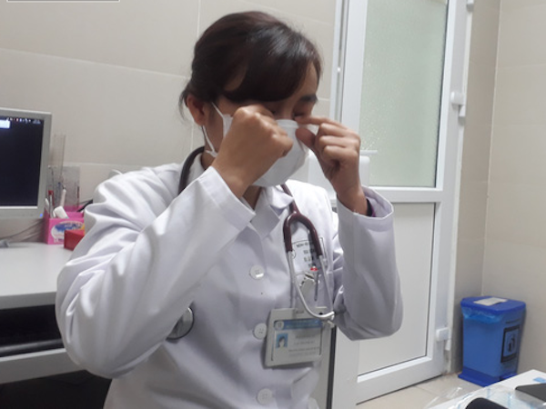 Bác sĩ hướng dẫn đeo khẩu trang y tế đúng cách để phòng lây nhiễm virus corona