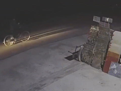 Video: Dừng xe giữa đường, người đàn ông bị tông 2 lần liên tiếp