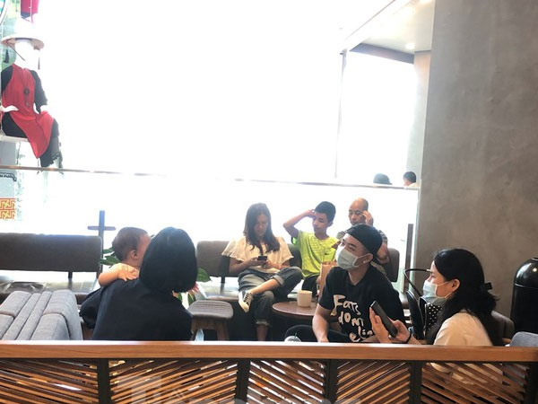 Sợ virus corona, người dân đi uống cafe cũng bịt mặt kín mít, hiệu thuốc 'cháy hàng' khẩu trang y tế