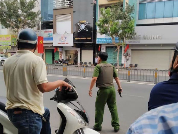 Nghi án thanh niên ngáo đá cầm súng, lựu đạn cướp ngân hàng ở Sài Gòn