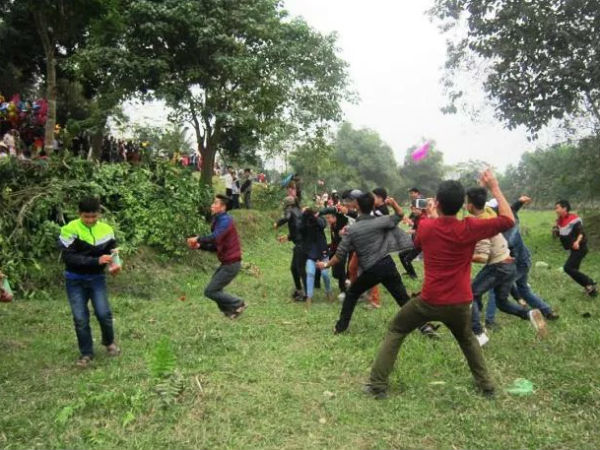 Độc đáo hội 'ném nhau, choảng nhau' bằng trứng, cà chua để may mắn ở Thanh Hóa