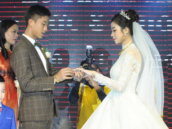 Văn Đức tình tứ trao nhẫn cưới cho Nhật Linh, chính thức 'rước nàng về dinh' trong ngày hội khai xuân ngày mùng 6 Tết