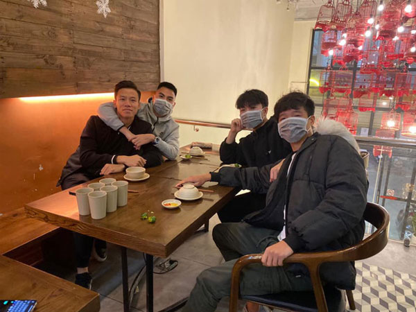 Tụ tập giữa lúc dịch Corona đang hoành hành, hội anh em thiện lành Đức Huy - Xuân Trường - Hải Quế - Phí Minh Long mỗi người 1 khẩu trang ngay cả trên bàn tiệc