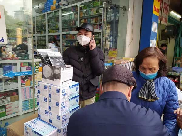 Phòng virus nCoV, dân xếp hàng mua khẩu trang với giá tăng 'không tưởng tượng nổi'