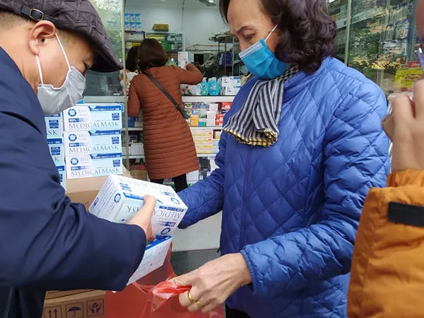 Lợi dụng đại dịch corona, khẩu trang online tăng giá đột biến: 'Nếu không mua thì sau không có mà mua đâu'