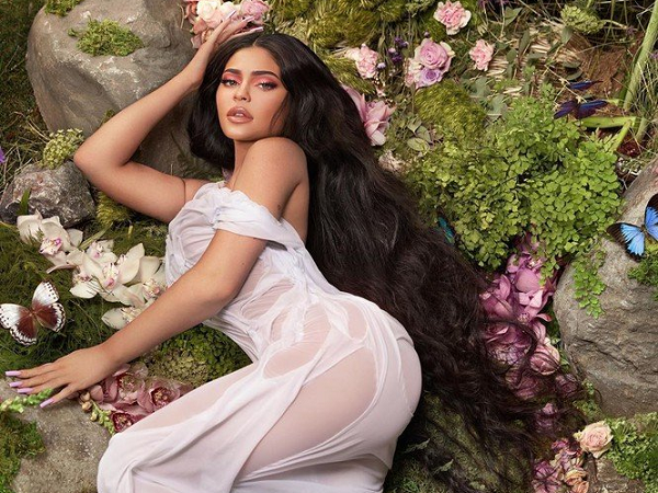 Kylie Jenner khoe đường cong 'bỏng mắt' trong bộ ảnh mới