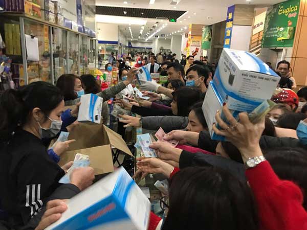 Hà Nội: Hàng nghìn người chen lấn, tranh nhau mua khẩu trang gây cảnh tượng kinh hoàng