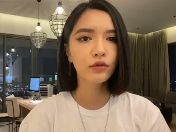 Bích Phương live stream buồn bã thông báo tạm hủy buổi liveshow vì dịch corona