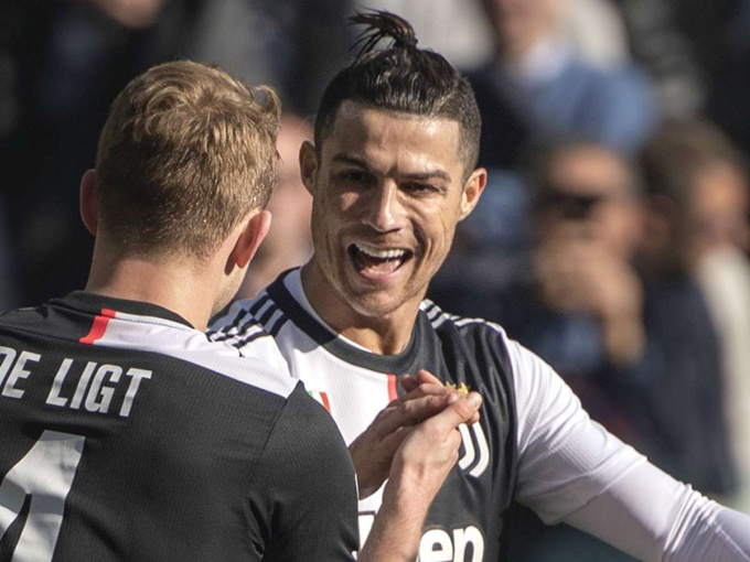 Cristiano Ronaldo lập cú đúp penalty, Juventus thắng dễ Fiorentina