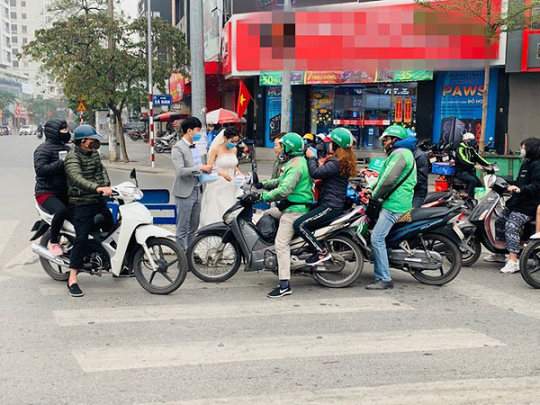 Cô dâu chú rể phát khẩu trang miễn phí trên phố khiến dân mạng tranh cãi gay gắt