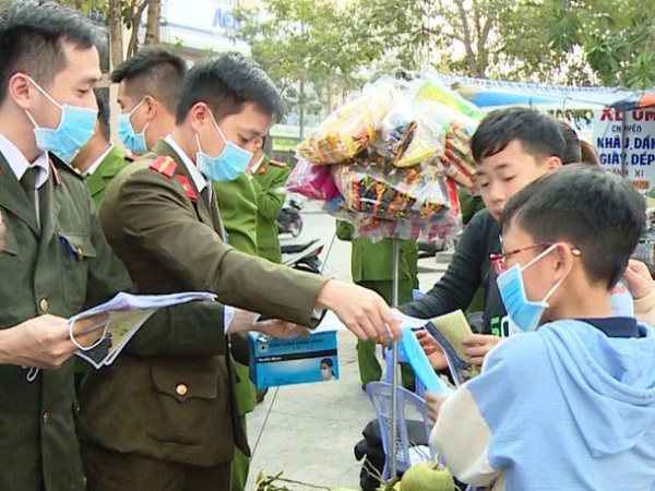Công an Thanh Hóa phát khẩu trang miễn phí cho người dân