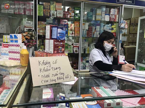 Người Hà Nội bức xúc khi chợ thuốc Hapulico đồng loạt treo biển 'không bán khẩu trang, nước rửa tay, miễn hỏi'