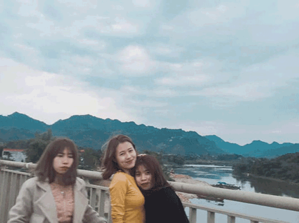 Hớn hở du xuân, nhờ người chụp ảnh nhưng nhận được thành quả thì...chán không thể tả