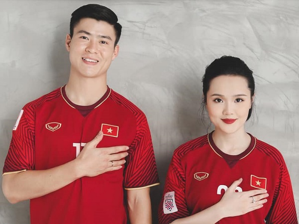 Ảnh cưới cực chất của Duy Mạnh - Quỳnh Anh: Mặc áo ĐT Việt Nam gợi nhớ kỳ tích U23 châu Á và AFF Cup 2018