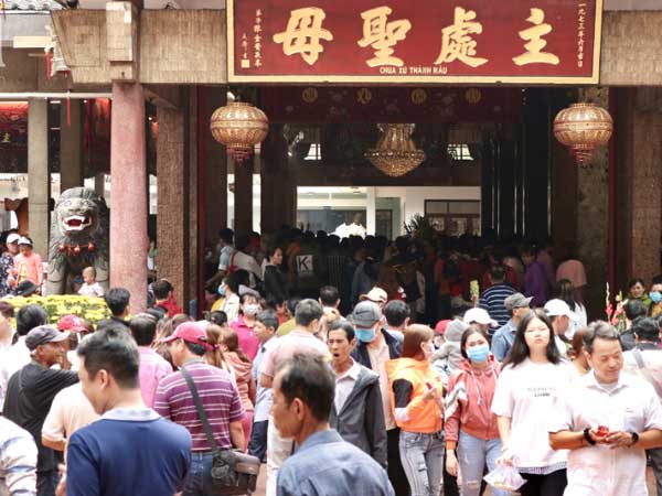 Miếu Bà Chúa Xứ 'vỡ trận' ngày Tết, ai cũng đeo khẩu trang giữa đại dịch corona