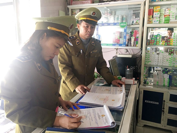 Phạt 9 quầy thuốc bán khẩu trang giá cao 30 triệu đồng