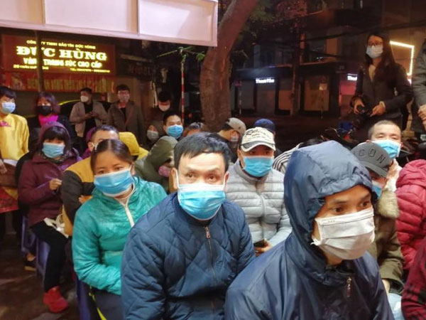 Người dân đội mưa rét, đeo khẩu trang kín mít đi mua vàng ngày vía thần tài từ 2 giờ sáng