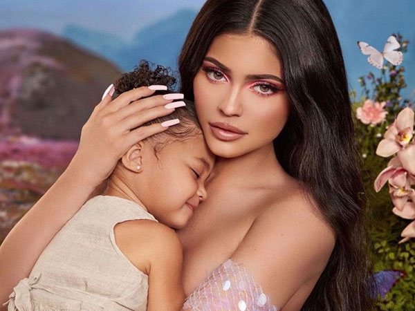 Cô gái vàng trong làng đầu thai gọi tên con gái Kylie Jenner: Đi du thuyền 6000 tỷ, quà sinh nhật là cả công viên khủng