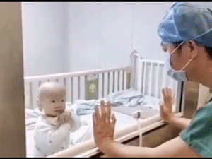 Video: Cha lặng lẽ lau nước mắt khi thấy con trai nhiễm virus corona giơ tay đòi bế