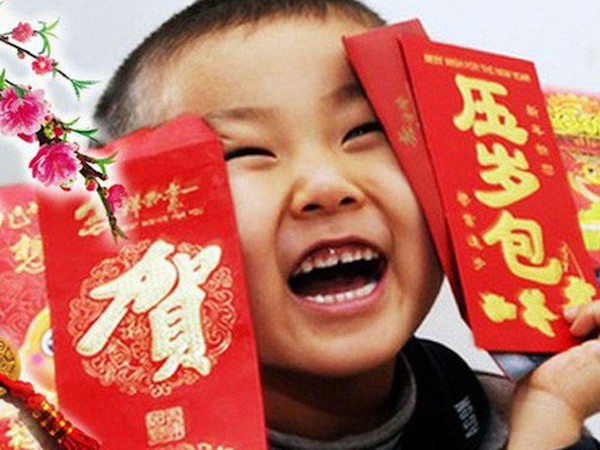 Phát hoảng vì con dọa 'tố' cha mẹ vì kiên quyết đòi giữ tiền lì xì