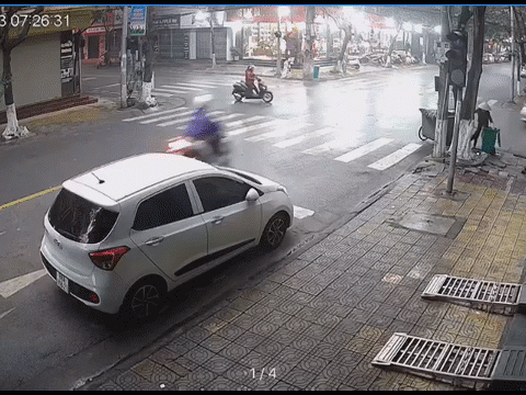 Video: Phanh gấp rồi lao thẳng vào gầm ô tô, người phụ nữ bị chèn qua người