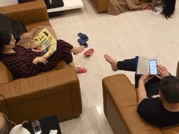 Phụ huynh chăm chỉ đọc sách làm gương cho con nhưng nhìn kĩ mới thấy sự thật 'đắng lòng' này