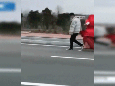 Video: Giao thông ngừng hoạt động, chú rể đi bộ đón dâu giữa tâm dịch virus Corona