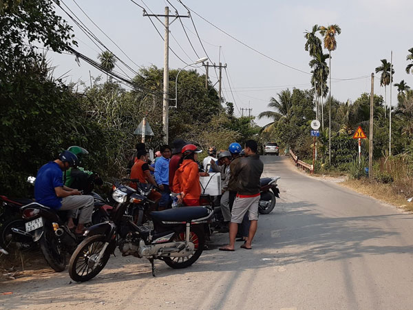 Nhiều người tò mò vẫn tập trung tại khu vực nghi Tuấn 'khỉ' lẩn trốn để 'ngóng tin'