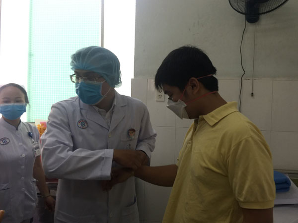Ảnh: Niềm vui vỡ òa ngày xuất viện của bệnh nhân đầu tiên nhiễm chủng virus Corona được điều trị tại Việt Nam
