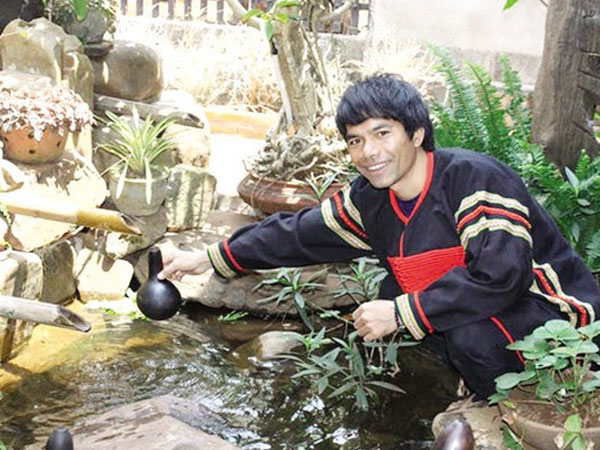 Cùng trong top 6 Vietnam Idol 2012 nhưng người thì nổi tiếng, người về quê chăn lợn