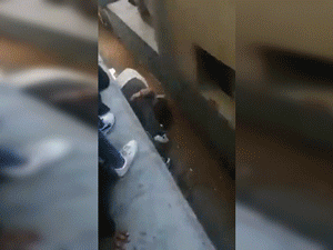 Video: Cha lao xuống đường ray, lấy thân mình làm lá chắn cứu con gái