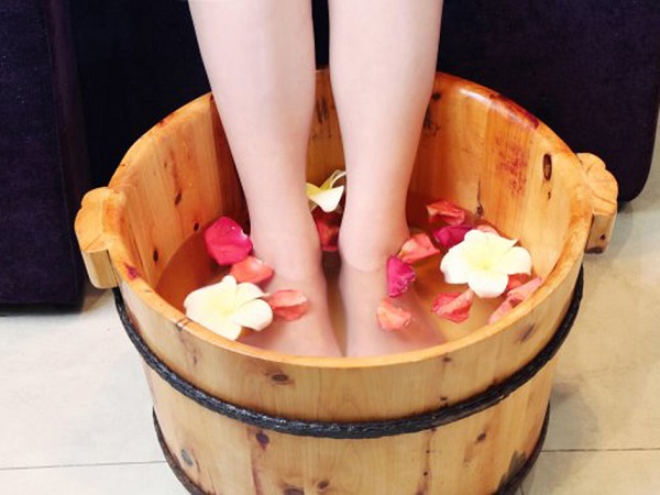 Vì sao các spa thường dùng chậu gỗ để ngâm chân?