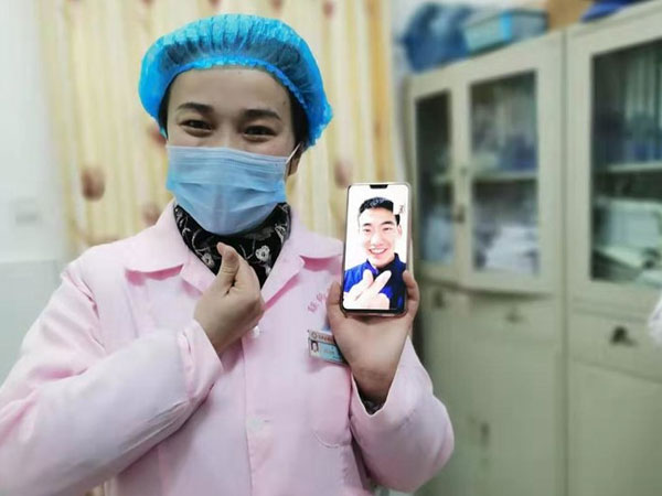 Đám cưới thời dịch virus corona của cặp đôi Trung Quốc khiến nhiều người rơi nước mắt