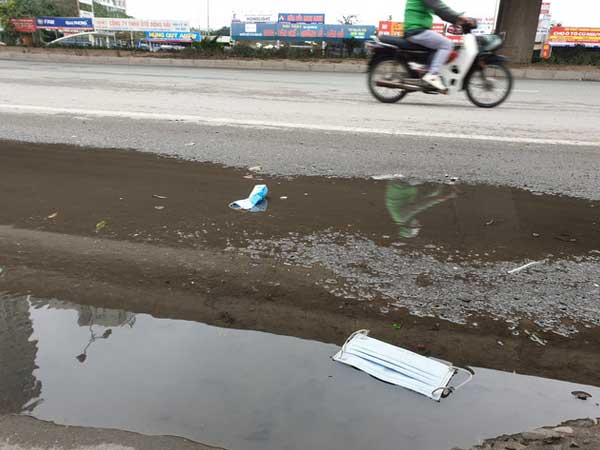 Hà Nội: Khẩu trang y tế vương vãi khắp đường phố, công nhân môi trường vất vả thu dọn